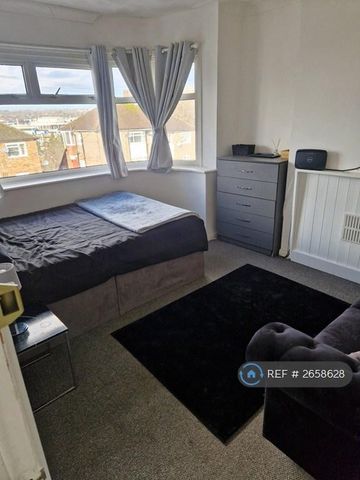 1 bedroom in a flat share to rent - Photo 3