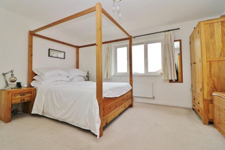 4 bedroom end of terrace house to rent - Photo 2