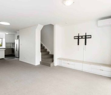 Two Bedroom, one bathroom - Photo 2