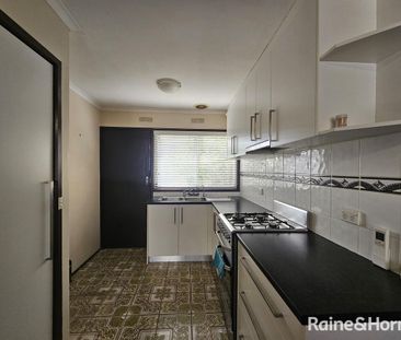 Stylish 2-Bedroom Unit in St Albans - Photo 2