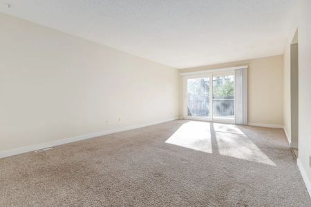 - 3 Bedroom at Huntington Townhomes - Photo 2