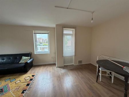 4 bedroom flat to rent - Photo 2