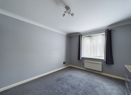 2 bedroom Flat in Missenden Gardens, Burnham - Photo 2