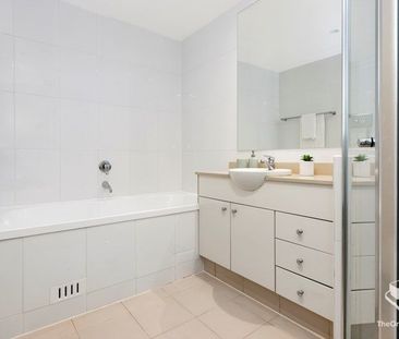 Quiet east facing and timber floor apartment - Photo 5