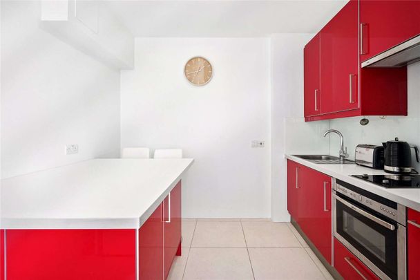 Beautiful modern 1 bedroom apartment, immaculately presented and beautifully furnished. With concierge and stunning roof top terrace. - Photo 1