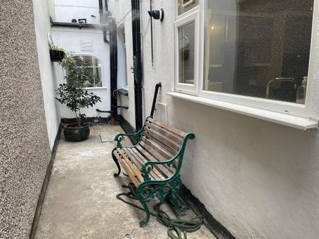 1 bedroom in a house share to rent - Photo 5