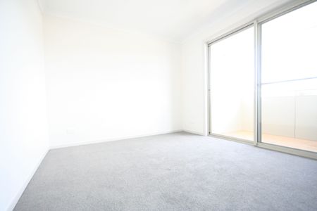 Three Bedroom Terrace in Central Location - Photo 2