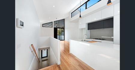 Stylish as new with lofty cathedral style ceilings - Photo 4