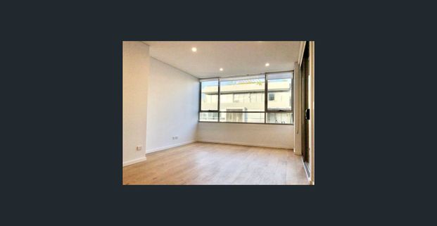 Fully Furnished Stunning and Luxury Two Bedrooms Apartment in Rosebery! - Photo 1