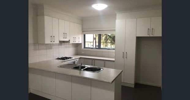 Stunning Two Storey Townhouse - Location, Location, Location! - Photo 1