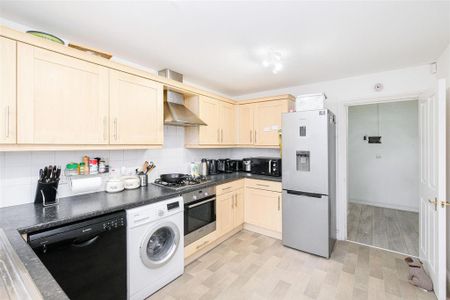 3 bedroom end of terrace house to rent - Photo 4