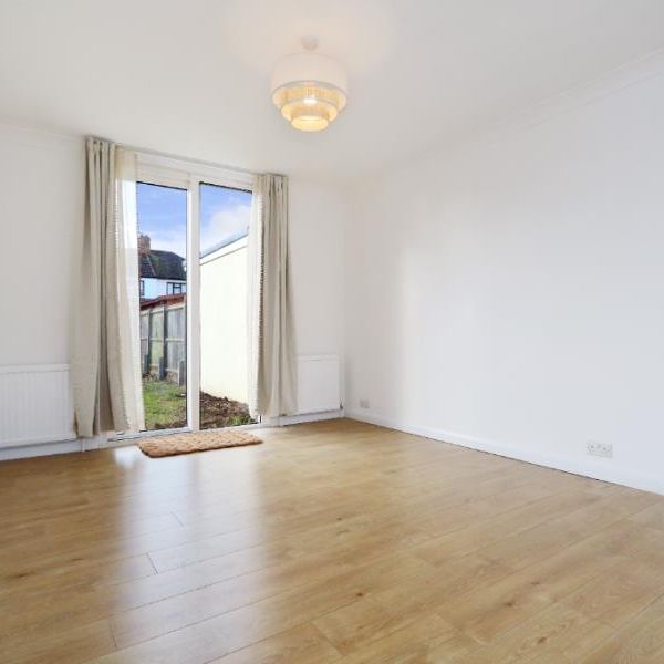 Princes Avenue, Surbiton - 3 bedrooms Property for lettings - Seymours - Photo 1