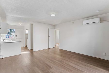 Excellent Location - Rent Includes Water and Lawns &mldr; - Photo 4