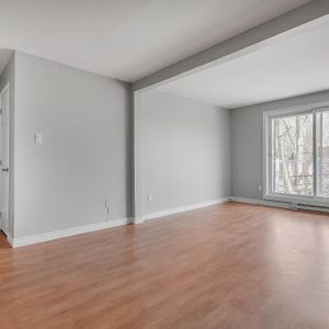 Grand 5 ½ rénové, lumineux, rangement, stationnement inclus - Photo 2