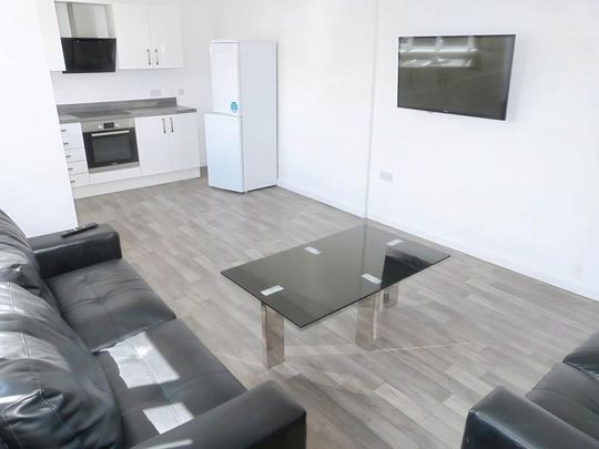 1 bedroom in a flat share to rent - Photo 1