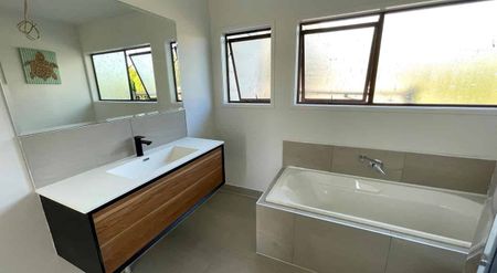 4 bedroom 2 bathroom modern living - Photo 4