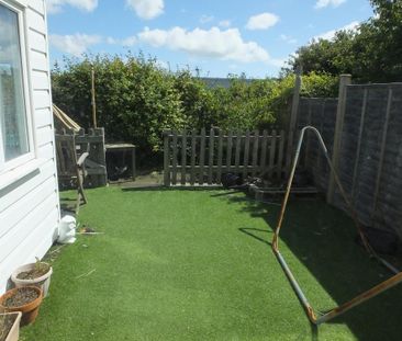 3 bedroom end of terrace house to rent - Photo 3