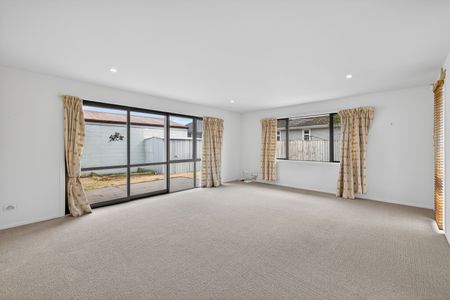 Spacious 4 Bedroom Family Home In Sought After Burwood! - Photo 2