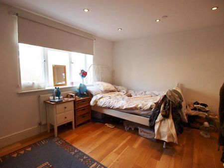 3 bedroom flat to rent - Photo 4