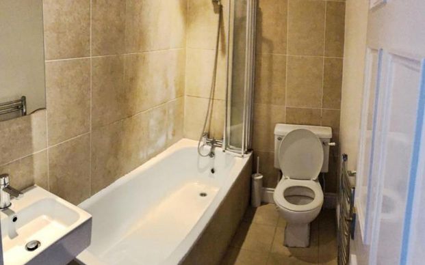 Ocean Letting & Management are pleased to offer this fantastic three bedroom top floor flat on the sought after Cambridge Park in the heart of Redland. Just a stones throw from the Durdham Downs and Whiteladies Road this is in a prime location. The flat comprises of three bedrooms, two bathrooms, lounge and kitchen. Additional benefits include allocated parking. This would be perfect for professional sharers or a couple. - Photo 1