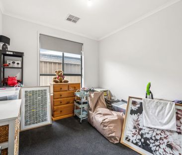 Sleek modern family home - Photo 5