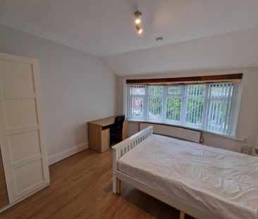 4 bedroom semi-detached house to rent - Photo 4