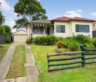 Freshly Painted 3 Bedroom Home With Newly Installed Solar Panels An... - Photo 6