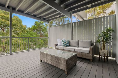 Spacious Townhouse with a Serene Treetop Vista in the Heart of Burleigh - Photo 2