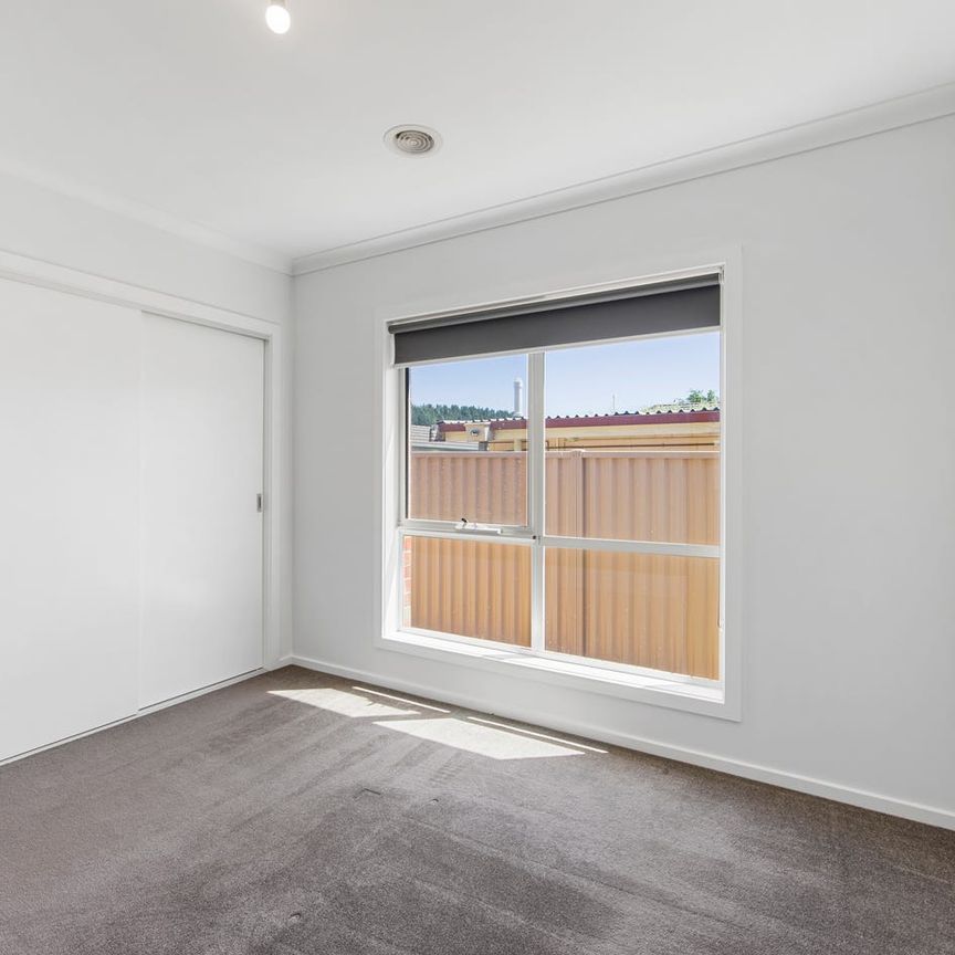 Contemporary three-bedroom townhouse in Canadian - Photo 1