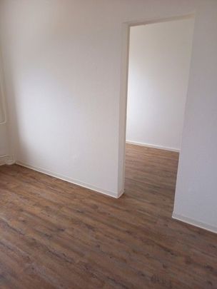 Kleine 4 Zimmerwohnung mit Balkon sucht Junge Familie! - Photo 1