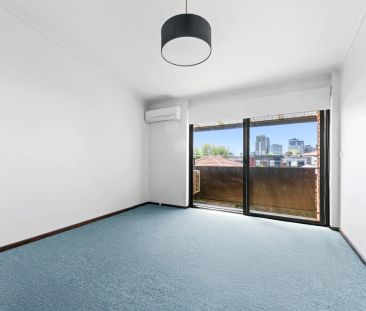Spacious 3-Bedroom Townhouse in the Heart of South Yarra - Photo 3