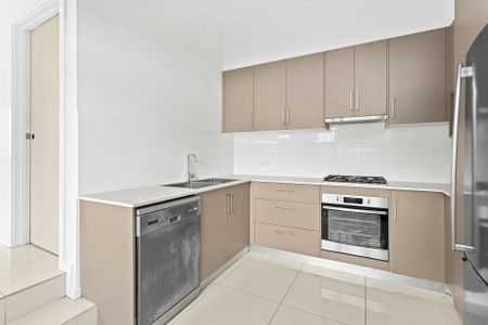 Beautifully presented 3 Bedroom Townhouse with Double Garage - Photo 4