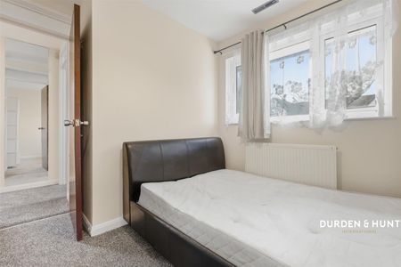 Andrew Close, Hainault - Photo 3