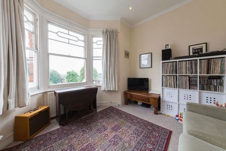 2 bedroom with balcony in a prime street in Crouch end - Photo 3