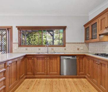 Spacious Family Entertainer with Cottage Charm and Premium Comfort - Photo 5