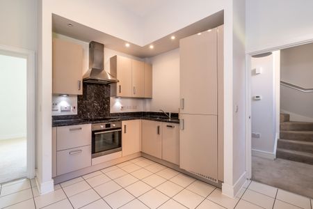 3 bedroom mid-terrace to rent Longley Road, Chichester, PO19 - Photo 3