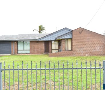Charming Family Home in Cooloongup - Photo 2