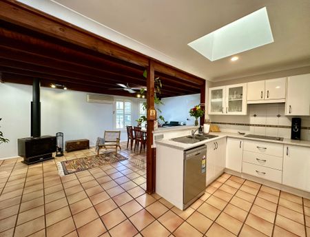 BEAUTIFUL LIGHT FILLED HOME! - 6 Months only - Photo 2