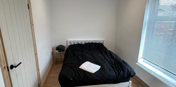 1 bedroom in a flat share to rent - Photo 2