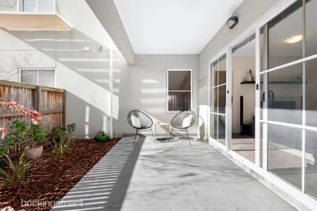 Ground Floor Apartment with Large Courtyard! - Photo 5