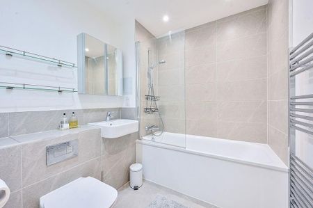 3 bedroom flat to rent - Photo 3