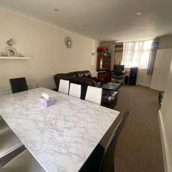 Commonwealth Avenue, Hayes, UB3 - Photo 1