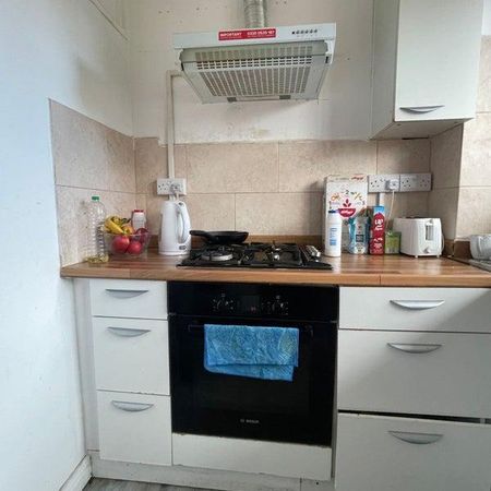 1 bedroom in a flat share to rent - Photo 3