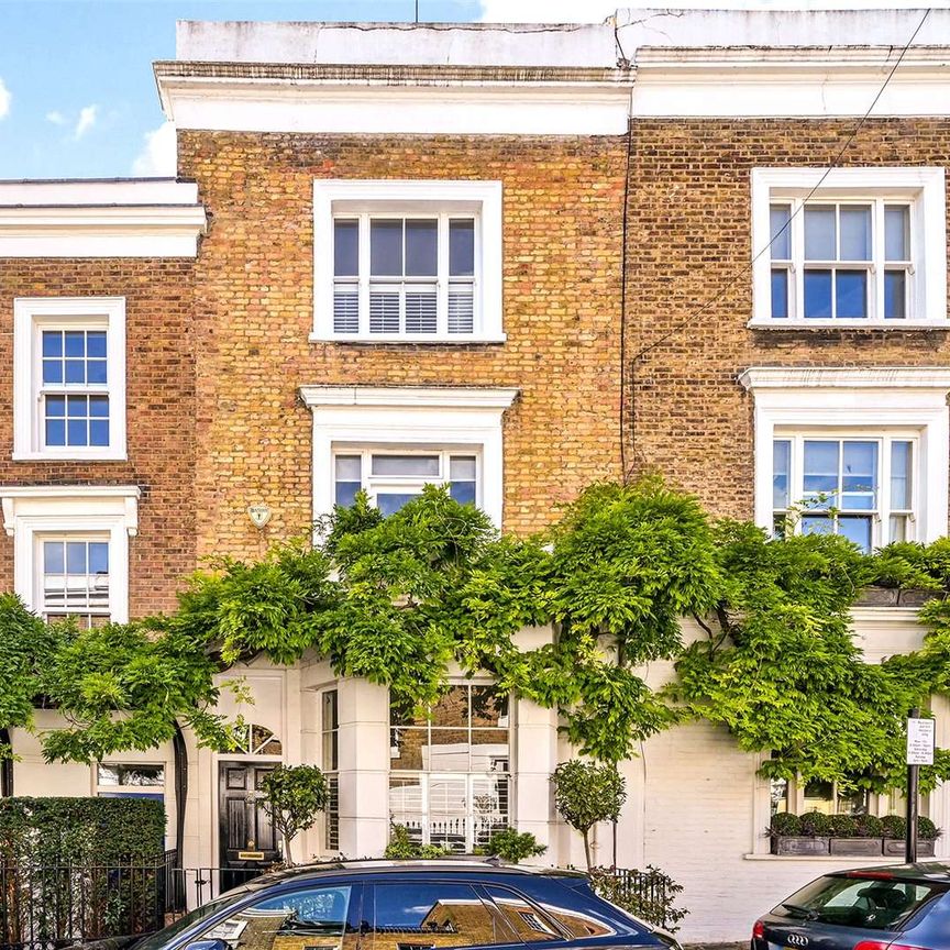 A well presented, mid terrace family house with a charming patio garden. - Photo 1