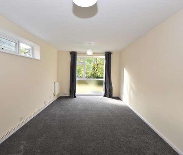 Aurum Close, Horley, RH6 - Photo 1