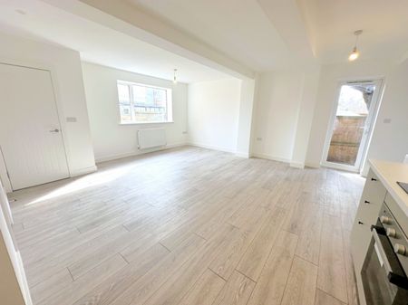 A 2 Bedroom Flat Instruction to Let in Bexhill On Sea - Photo 4