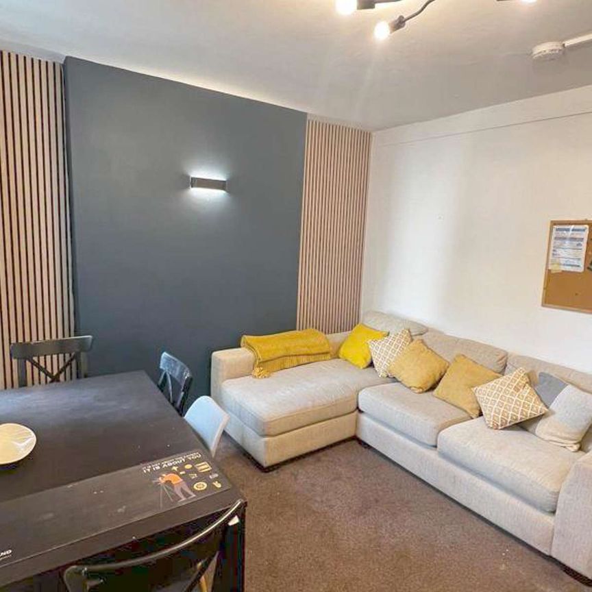 Modern House in Treforest Room 4 - Photo 1