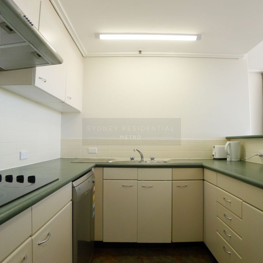 Spacious 2 Bedroom Apartment in Heart of the CBD - Waldorf Building - Photo 1