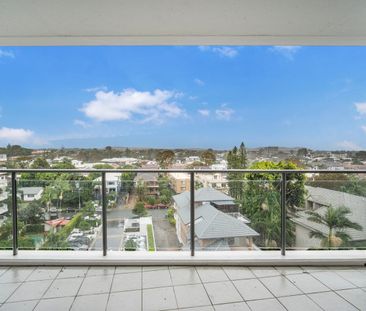 Luxury Living Just Steps away from the Broadwater - Photo 6