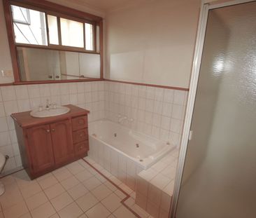 Perfect Family Home in a Prime Location - Opposite Parkland! - Photo 2